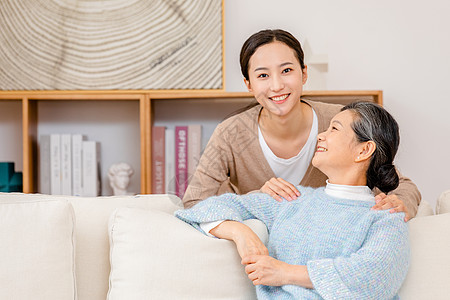 母亲慈祥的看着女儿图片