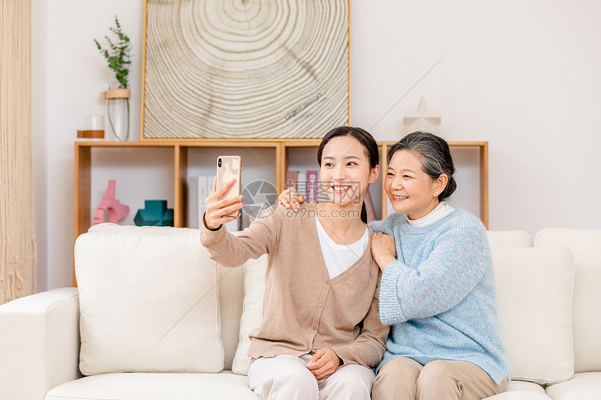 女儿与母亲在一起自拍图片