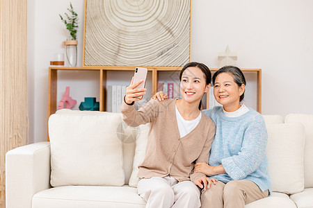 女儿与母亲在一起自拍图片