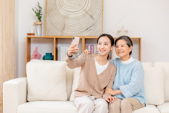 女儿与母亲在一起自拍图片