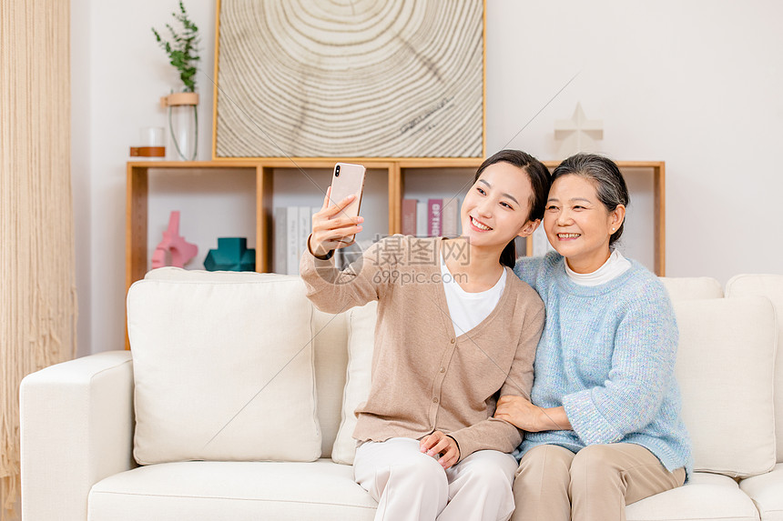 女儿与母亲在一起自拍图片