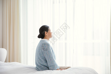 孤独老人在卧室背景图片