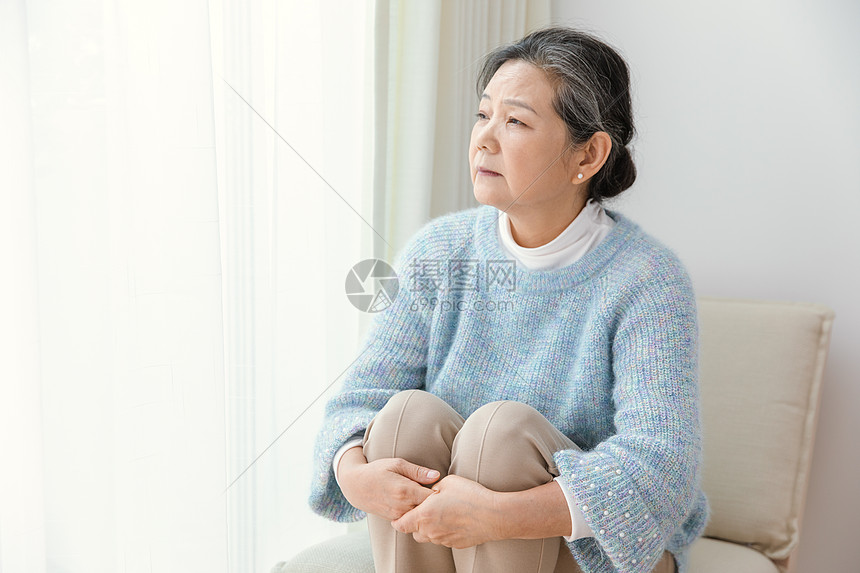 孤独的老奶奶看着窗外图片
