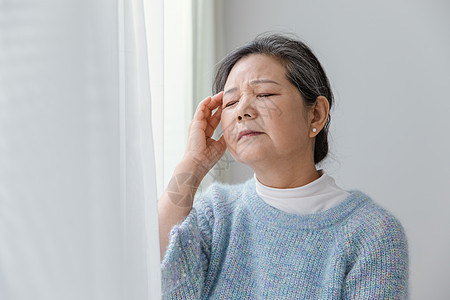 老人头疼母亲的皱纹高清图片