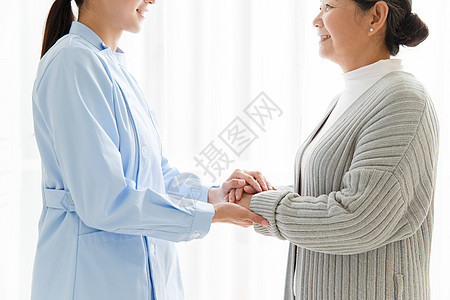 家庭护士和老人握手背景