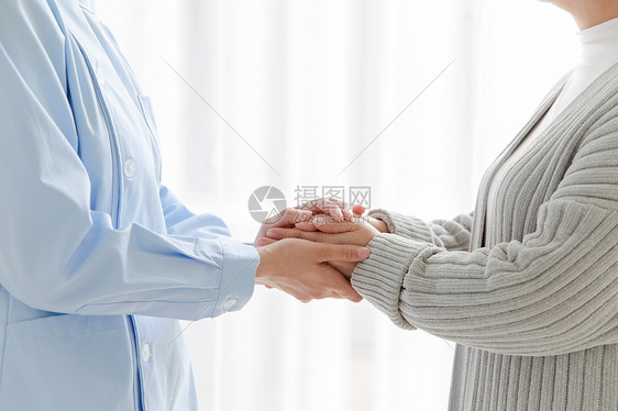 家庭护士和老人握手图片
