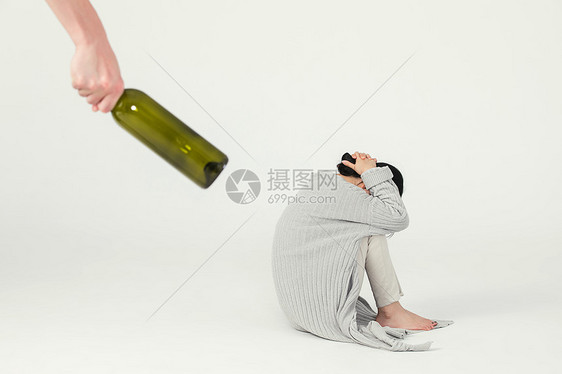 丈夫用红酒瓶殴打妻子图片