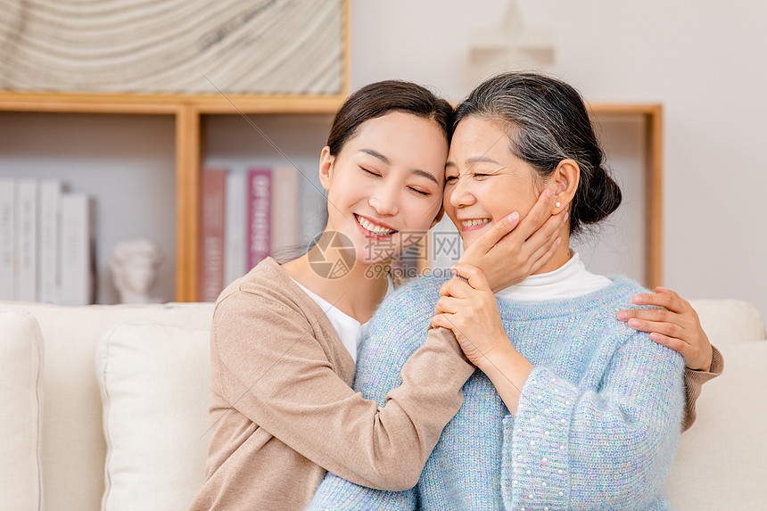 母亲和女儿幸福的抱在一起图片