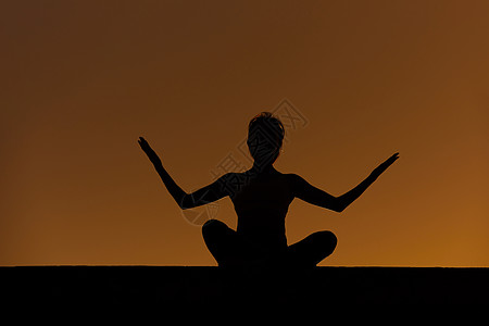 运动人物剪影女性瑜伽夕阳剪影背景