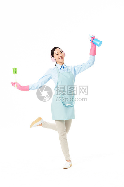 家政服务女性跳跃着清洁玻璃图片