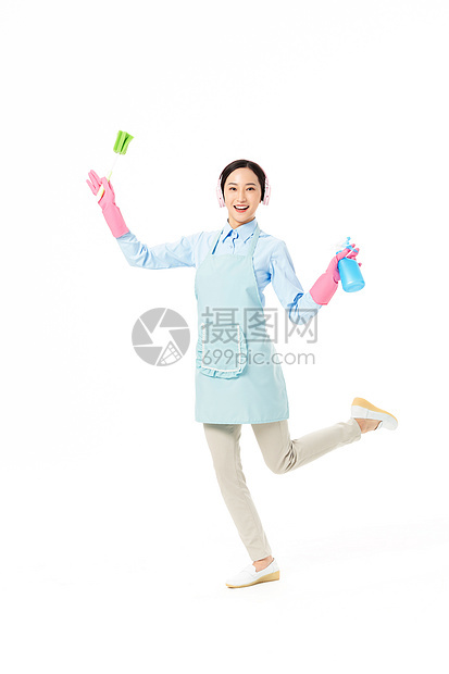 家政服务女性跳跃着清洁玻璃图片