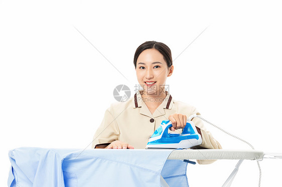 家政服务女性熨烫衣服图片