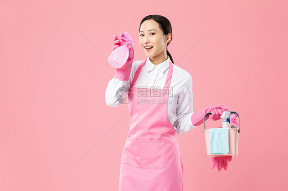 家政服务女性洒水清洁图片