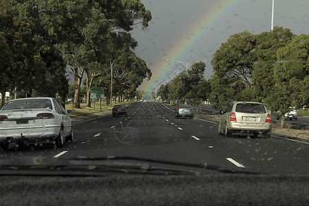 车窗外的彩虹图片
