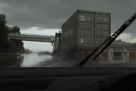 雨天车窗外的运输卡车图片