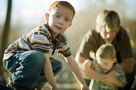 父亲和两个年幼的儿子玩图片