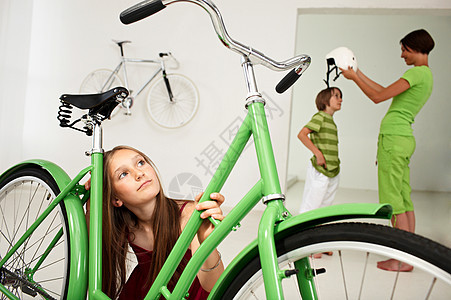 自行车店的女孩背景图片