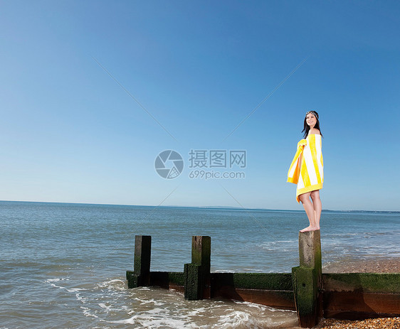 站在海边的女人图片