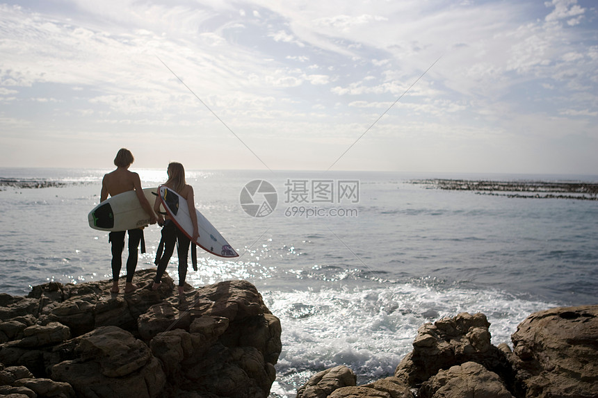 年轻夫妇准备去冲浪图片