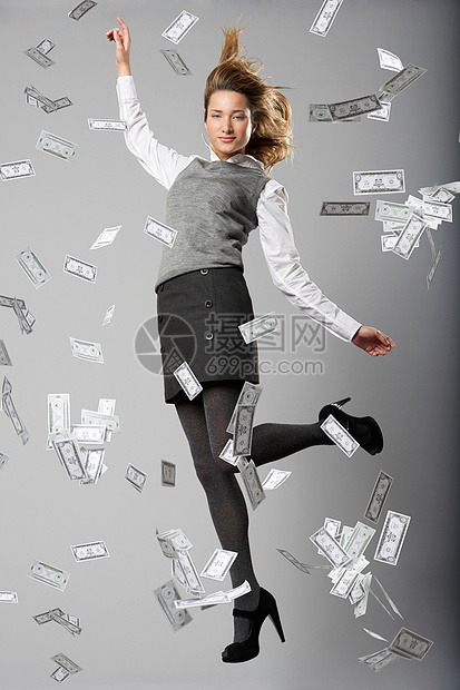 女人挥洒钞票图片