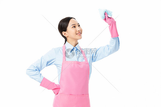 家政服务保洁员拿着抹布擦玻璃图片
