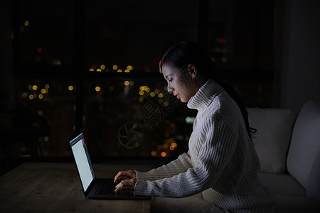 冬季居家女性深夜加班背景图片