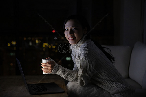 冬季居家女性深夜加班工作喝水图片