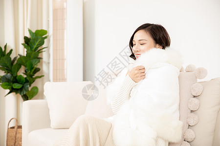 冬季青年女性居家保暖休息图片