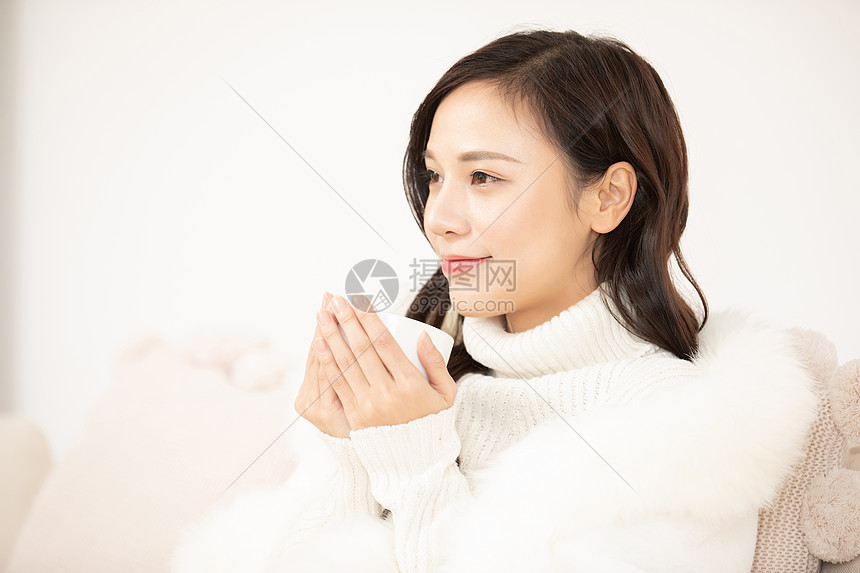 冬季居家女性保暖喝咖啡图片