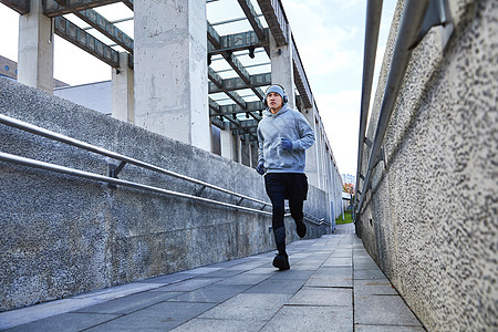 户外跑步年轻男士冬季跑步健身背景