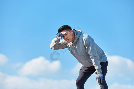 年轻男生户外运动疲劳休息图片