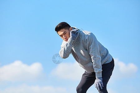 年轻男生户外运动疲劳休息图片