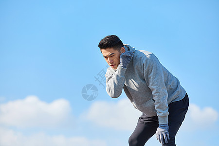 年轻男生户外运动擦汗休息图片