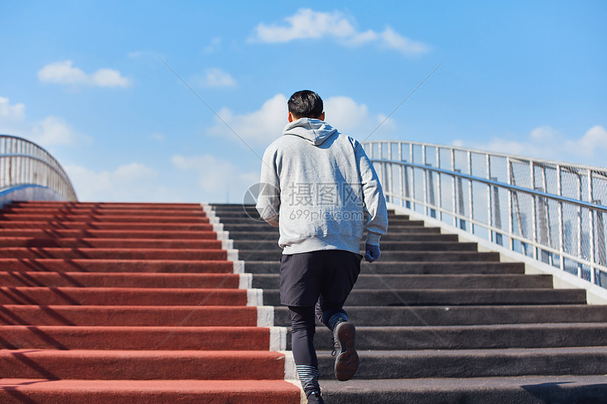 男青年户外跑步背影图片