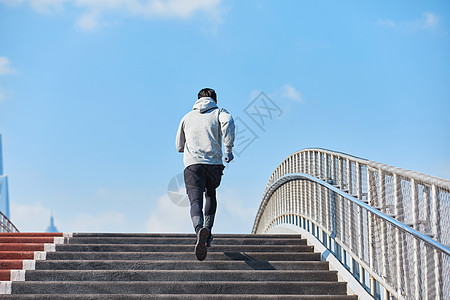 冬季背影男青年户外跑步背影背景