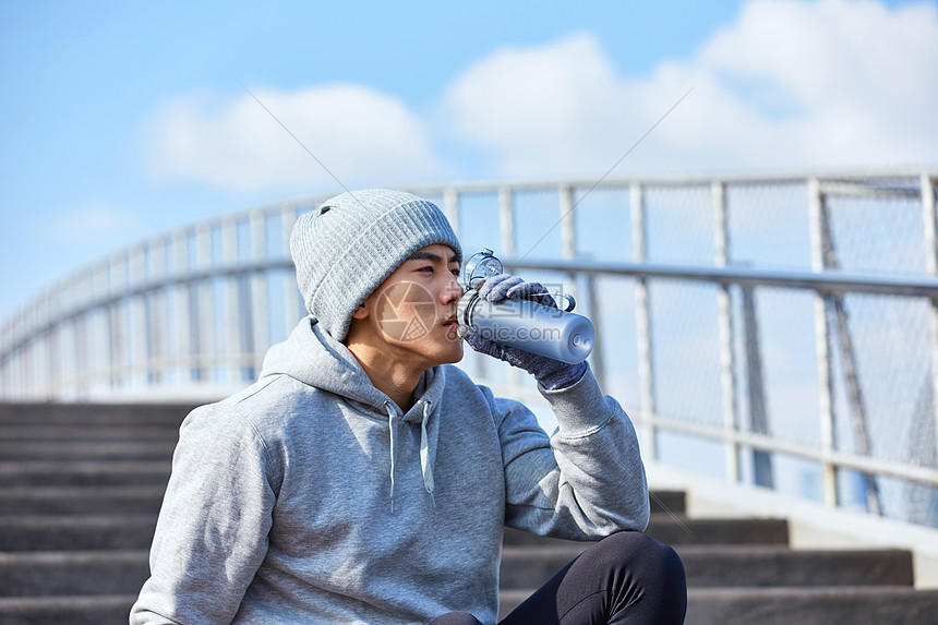 年轻运动男性休息喝水图片