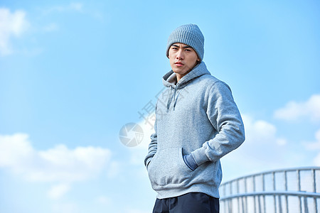 冬天运动男青年户外运动形象背景