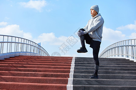 男青年户外运动拉伸图片