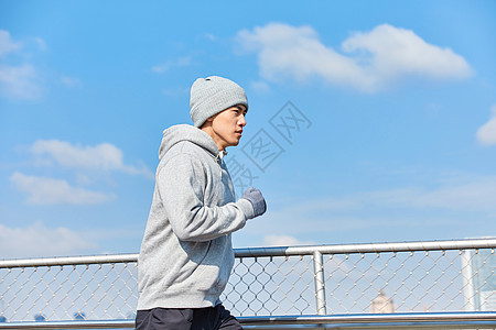 男青年冬季户外跑步背景图片