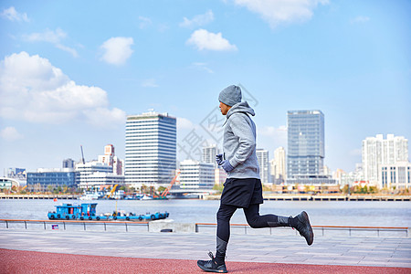 冬天跑步男青年户外跑步背影背景