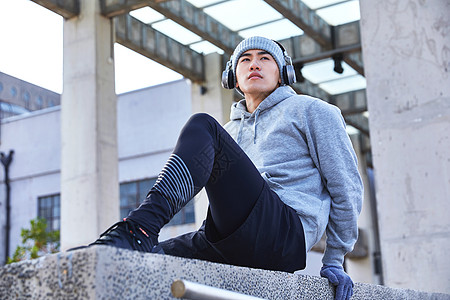 运动男青年带耳机听音乐图片