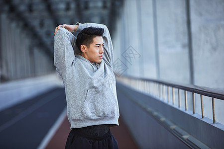 年轻男性户外运动拉伸背景图片