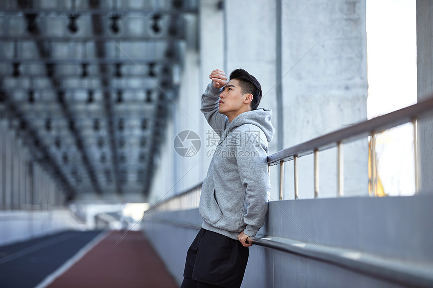 年轻男士户外运动休息图片