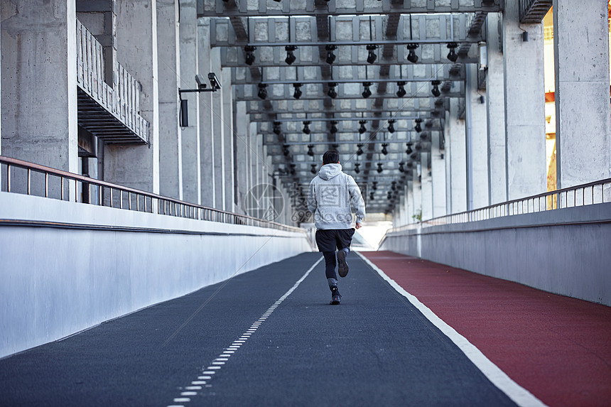 男青年户外跑步背影