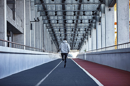 男青年户外跑步背影图片