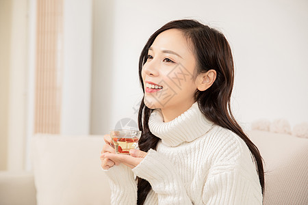 中国年轻人冬季青年女性居家喝养生茶背景