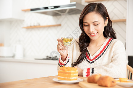 居家女性冬季喝养生茶图片