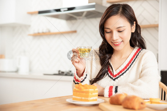 居家女性冬季喝养生茶图片