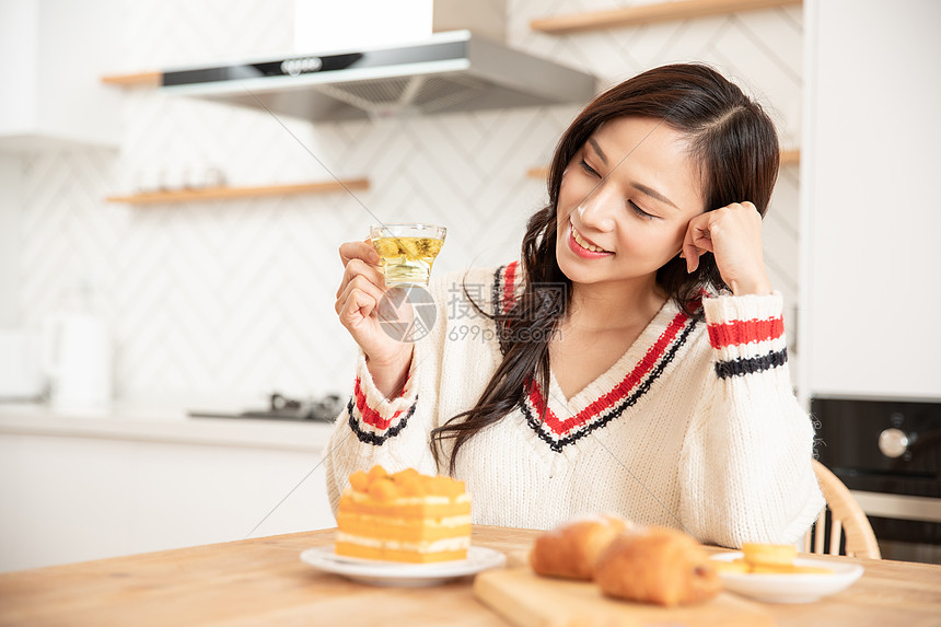 居家女性冬季喝养生茶图片