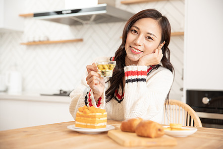 居家女性冬季喝养生茶高清图片